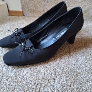 Vaneli Womens Black Satin Kitten Heel Shoe Bow tie Accent. Size 5.5